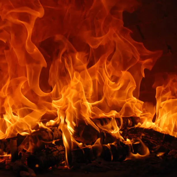 Bedienfehler Kaminofen Holzscheite verbrennen zu schnell